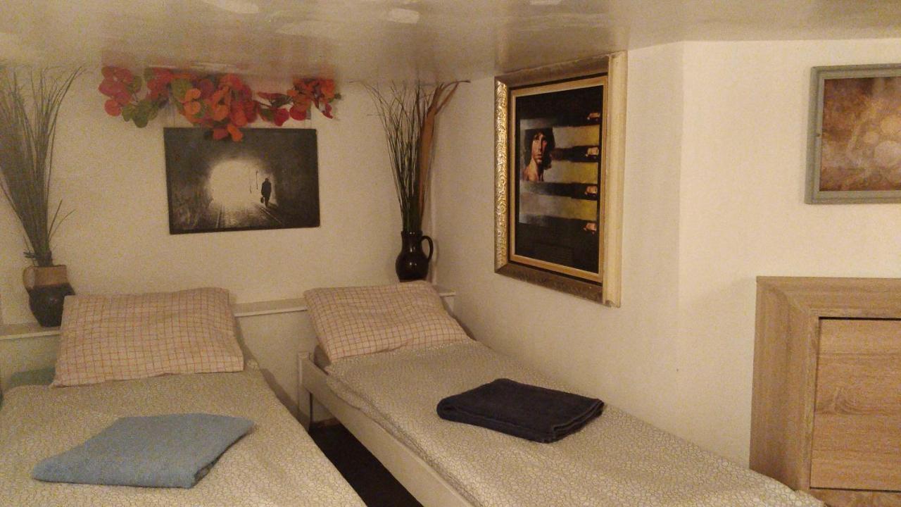 Prague "Above Train Central" Hostel ภายนอก รูปภาพ